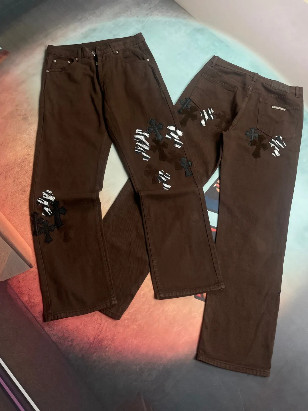 🅿️290 🔘Style No.-KL129 🔘Cro Xin𝐂𝐡𝐫𝐨𝐦𝐞 𝐇𝐞𝐚𝐫𝐭 Dark brown zebra patchwork cross patch leather washed jeans* In the fashion universe of Cro Xin, these pants are undoubtedly one of the most dazzling existences. The fabric is made of high-quality beaded canvas and has gone through a complicated and heavy washing process. This not only gives the fabric a richer texture, but also makes the upper body effect appear high-end. The unique texture and mellow touch complement each other, and the trousers are crisp and straight, showing a neat and capable cool temperament. From the perspective of shape shaping, the whole trousers use three-dimensional cutting technology and are precision-made based on ergonomic principles to fit the body curves in all directions, which not only ensures comfort when wearing, but also cleverly optimizes the leg lines at the visual level, highlighting excellent body proportions. Such an exquisite version design can be regarded as an industry model. Every detail reflects the brand’s ultimate pursuit of quality. The hardware accessories are all customized by ZP, with excellent quality and excellent durability, adding points to the overall texture of the pants. After being washed, the original thick beaded canvas has transformed into a soft and skin-friendly material with excellent breathability. It can bring you an all-day comfortable experience no matter when you wear it. The customized small leather label is exquisitely designed and cleverly integrated into the brand's DNA with an ingenious idea. The overall design of the pants adheres to a simple aesthetic, but every detail is polished to perfection, with exquisite workmanship. Every stitch is neatly and carefully arranged, demonstrating the superb production technology and meticulous ingenuity.  Size: S M L XL (28.30.32.34) Color: Brown